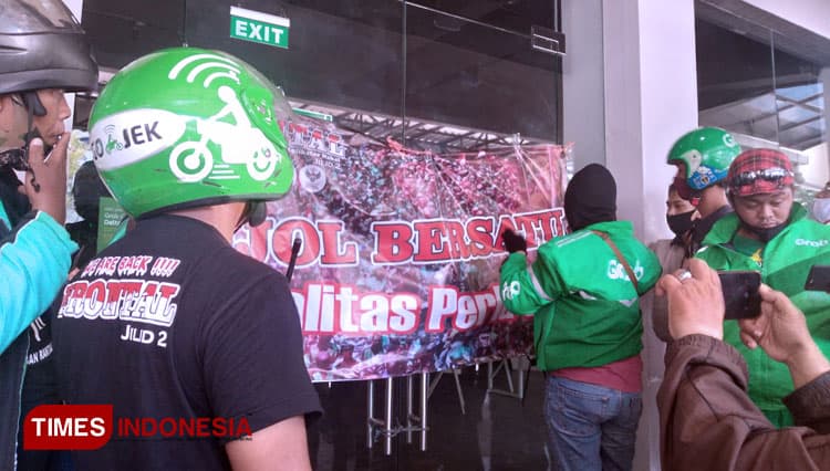 Ribuan Driver Ojol Padati Jalan Kota Surabaya, Ada Apa?