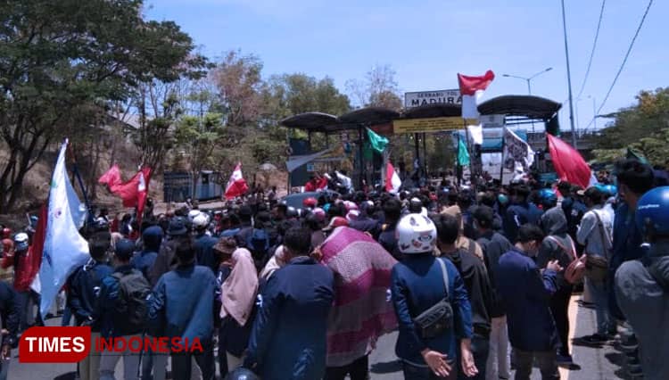 Tolak UU Cipta Kerja, Mahasiswa Blokade Jembatan Suramadu