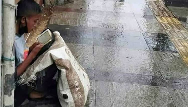 Viral, Foto Bocah Pemulung Sedang Membaca Al-Qur'an di Emperan Toko