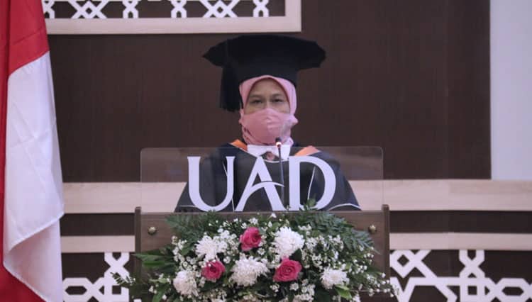 UAD Kukuhkan Prof. Nurkhasanah Jadi Guru Besar Bidang Ilmu Farmasi