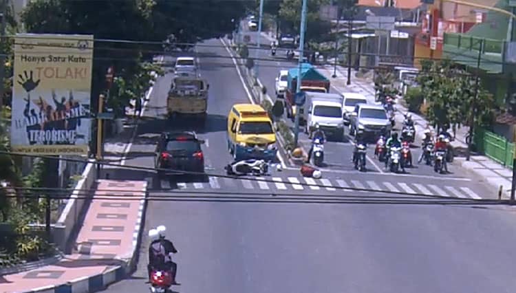 Viral Terekam CCTV, Ambulans Lawan Arus Tabrak Pengendara Motor di Banyuwangi