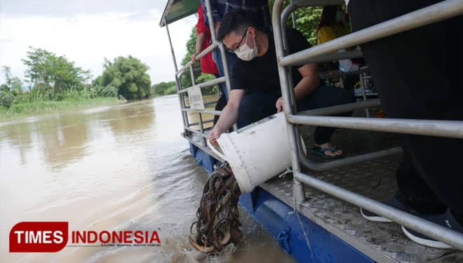 Lestarikan Tradisi Fang Shen, Pemuda Agama Buddha Lepaskan Ribuan Ikan