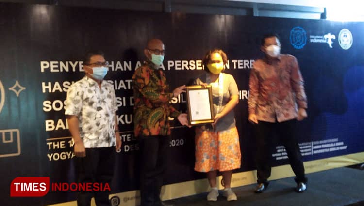 Kemenparekraf RI Serahkan Akta Badan Hukum Untuk UMKM