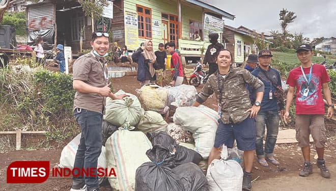 Pendakian Gunung Dempo Dibuka, Tim Relawan Turunkan Puluhan Karung Sampah Tahun Baru