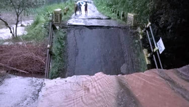 Jembatan Ambrol, Akses Menuju Desa Pondokagung di Kabupaten Malang Terisolir