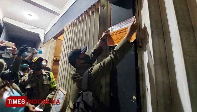 Tertibkan Jam Malam Selama PPKM, Satu Kafe Kota Malang Disegel 14 Hari