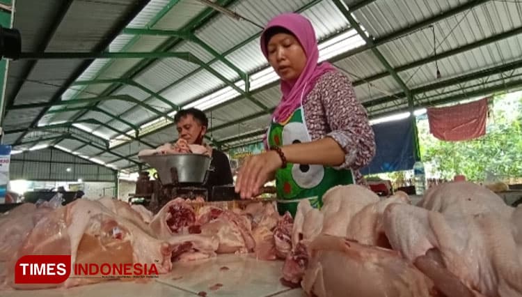 Bantu Warga Terdampak Pandemi, Pedagang di Banyuwangi Turunkan Harga Daging Ayam
