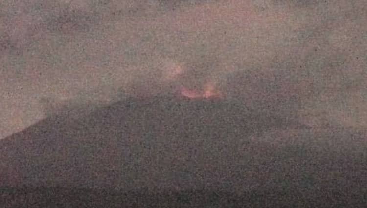 Gemuruh Berkelanjutan, Letusan Gunung Raung Terdengar 30 kali dalam Satu Jam