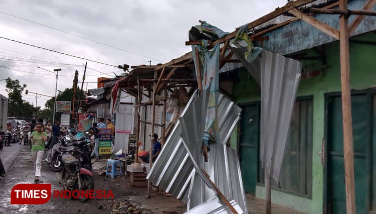 Dua Orang Pedagang Pasar Sraten Banyuwangi Tertimpa Atap Ruko Akibat Angin Kencang