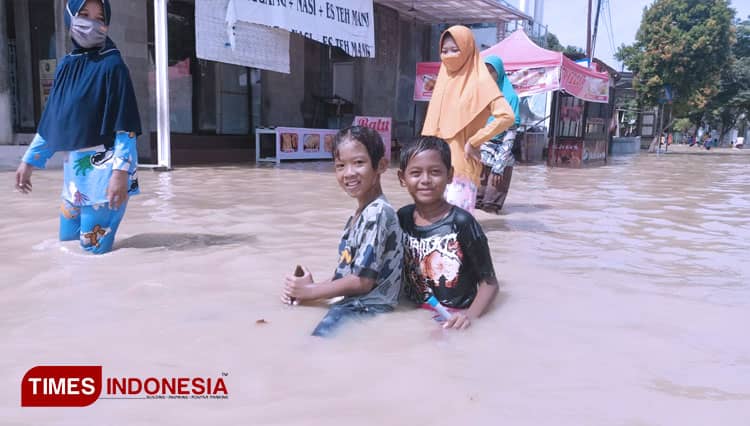 Banjir di Indramayu Ini Malah Jadi Spot Rekreasi bagi Masyarakat