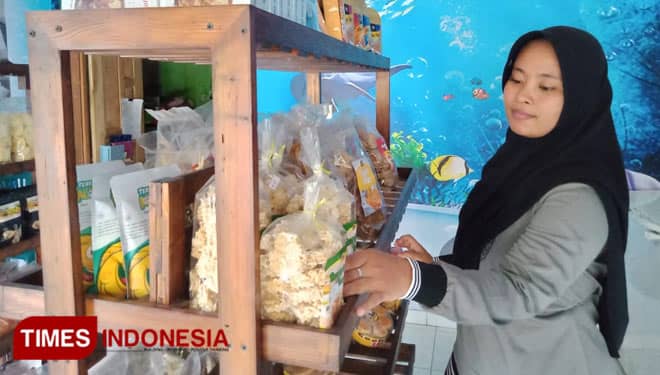 This Lady of Blitar Turns Fish into Delicious Foods