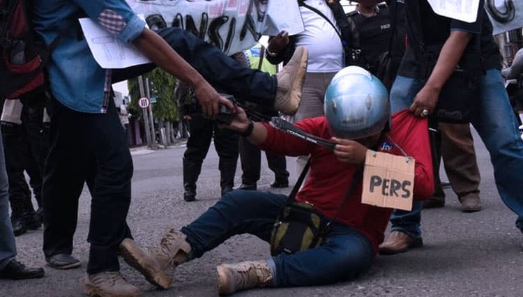 Pra Rekonstruksi Kasus Kekerasan Jurnalis di Surabaya, Dua Oknum Polisi Dilibatkan