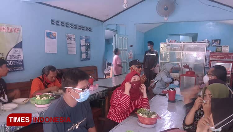 Have the Local Taste of Fried Chicken at Warung Mak Yar Ngawi