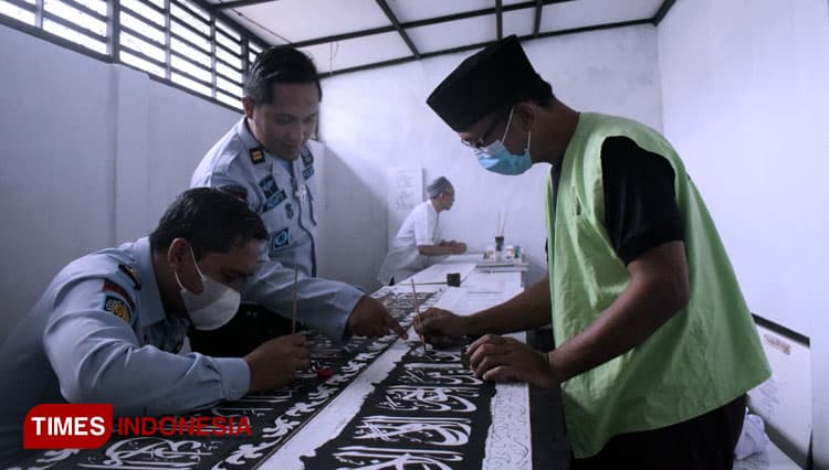 Manfaatkan Waktu saat Ramadan, WBP Lapas Bondowoso Bikin Seni Kaligrafi