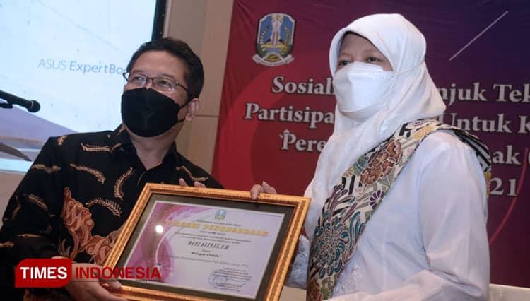 Reni Astuti Raih Penghargaan Kartini Pelopor Politik Jawa Timur