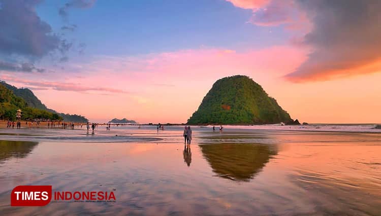 Berburu Sunset, Pulau Merah Jadi Tempat Favorit Ngabuburit di Banyuwangi
