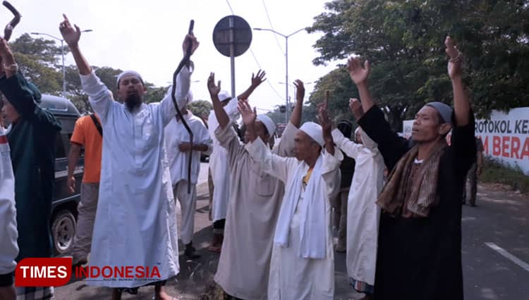 Jamaah Berjubah Asal Pamekasan Datangi Pos Penyekatan Suramadu, Ini Tujuannya