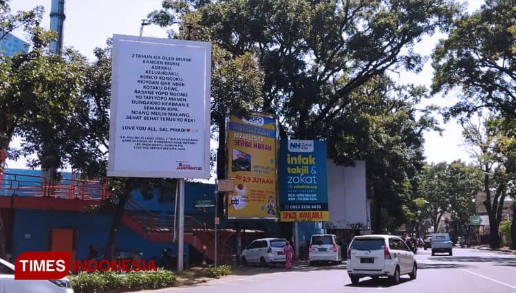 Dua Tahun Tak Mudik, Sal Priadi Bikin Papan Reklame Rindu Keluarga dan Malang