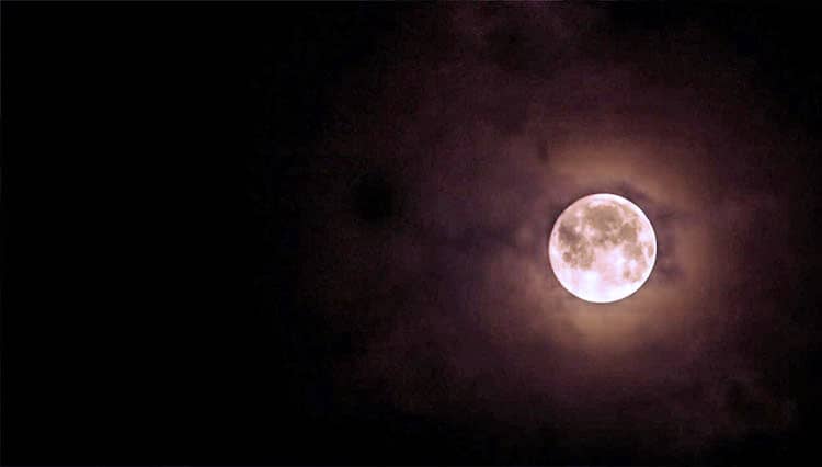 Gerhana Bulan Total Terjadi Petang Ini, Simak Spot Terbaik di Malang
