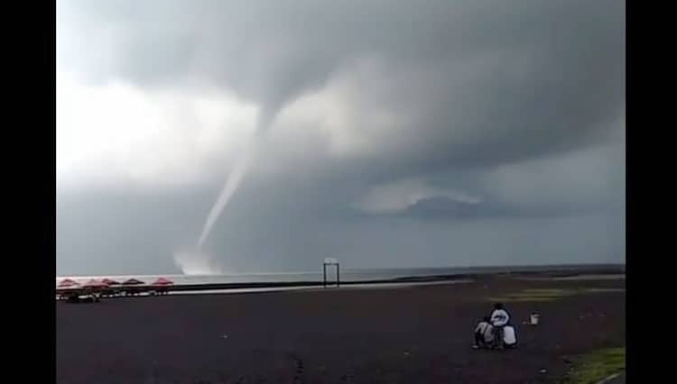 Puting Beliung di Pantai Banyuwangi, Warganet: Awas Skill Ultimate Vale!