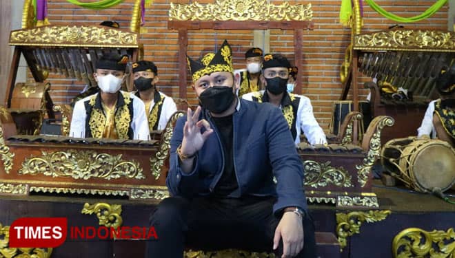 Pakai Udeng Using Banyuwangi, Anggota DPD RI Ali Ridho Melongo Kagumi Jaran Goyang