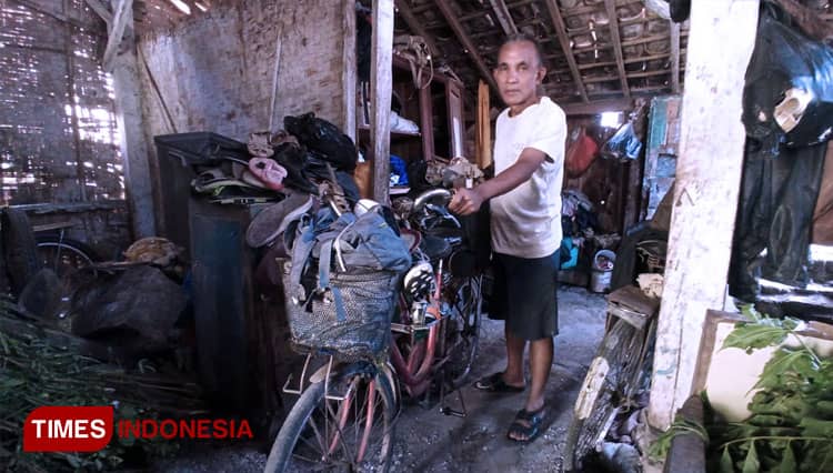 Di Tengah Kesulitan, Tukang Sol Sepatu Keliling di Banyuwangi Mampu Berkurban