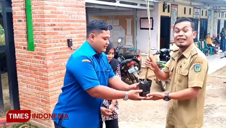 Di Desa Ploso Pacitan, Calon Pengantin Wajib Tanam 10 Pohon Trembesi