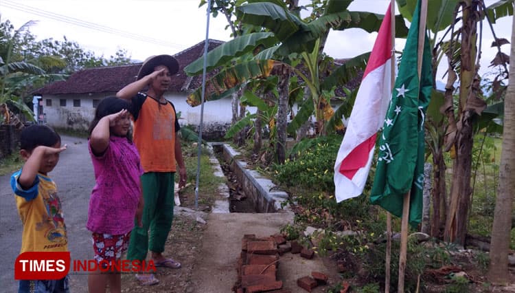 Kibarkan Bendera Merah Putih, Cara Guru Madrasah di Pacitan Tumbuhkan Nasionalisme dan Cegah Radikalisme