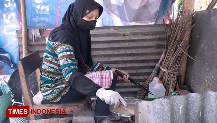 Sosok Sarjana Cantik Penjual Serabi India di Klapagading Banyumas