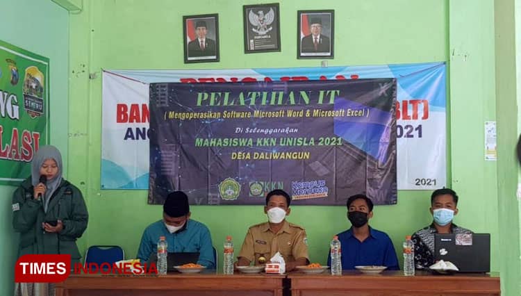 Mahasiswa KKN Unisla Latih IT Perangkat Desa Daliwangun