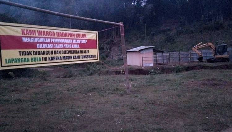 Warga Desa Bendosari Kabupaten Malang Protes Alih Fungsi Lapangan Bola Jadi Jalan