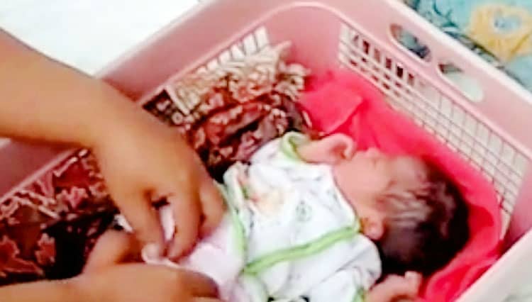 Masyarakat Berebut Adopsi Bayi yang Ditemukan di Masjid Pangandaran