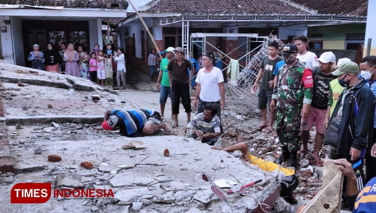 Kerja Bakti Bongkar Mushala, Manula di Banyuwangi Meninggal Tertimpa Tembok