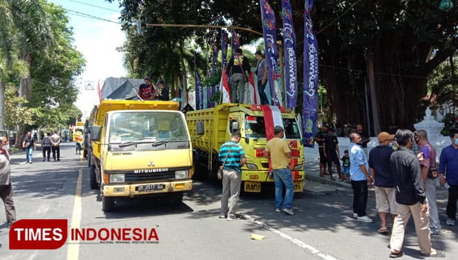 Ratusan Sopir Dump Truk Geruduk Kantor Bupati Banyuwangi, Tuntut Perjelas Aturan