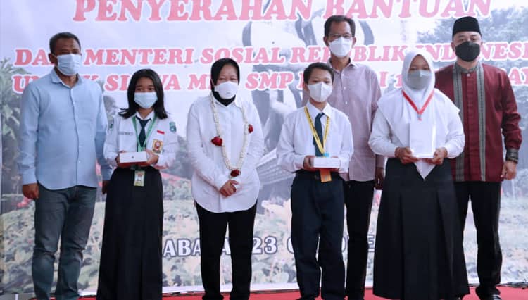 Mensos RI Risma Berikan Bantuan Tablet Canggih untuk Anak Eks Lokalisasi Dolly