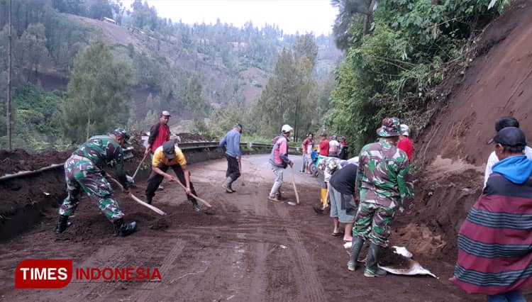 Hujan Deras Sebabkan Longsor di Lereng Bromo Probolinggo