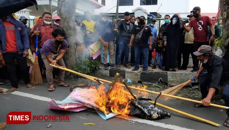 Aksi Bakar 'Tikus' Warnai Hari Anti Korupsi Sedunia di Kota Blitar