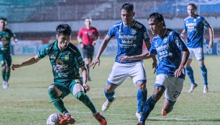 Aji Santoso Beber Resep Persebaya Surabaya Unggul Telak atas Persib Bandung