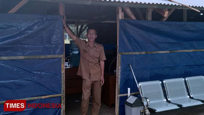 Terusir dari Kantor Desa, Pemdes Cisempur Dirikan Tenda Darurat di Lapangan