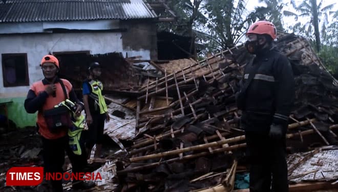 Rumah Warga di Banyuwangi Ambruk akibat Angin Kencang Disertai Hujan Es