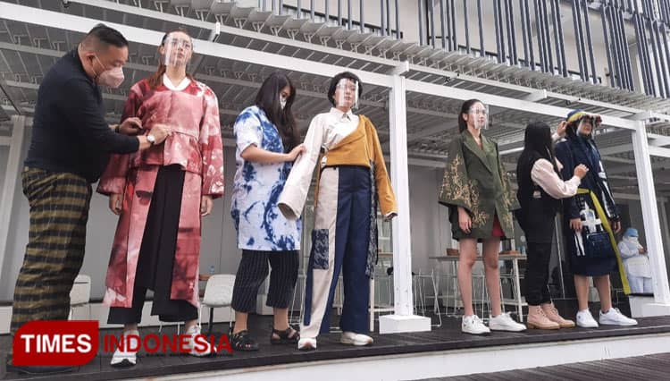 Keren, Karya Mahasiswa UC Surabaya Berhasil Mejeng di Paris Fashion Week 2022