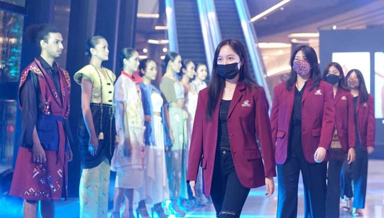 Mahasiswa Semester 3 Fashion Design UC Surabaya Promosikan Kearifan Lokal Pada Fashion Show Surabaya Fashion Waves 2022